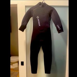 Womens 5mm full body wetsuit size 2 by Dive&Sail